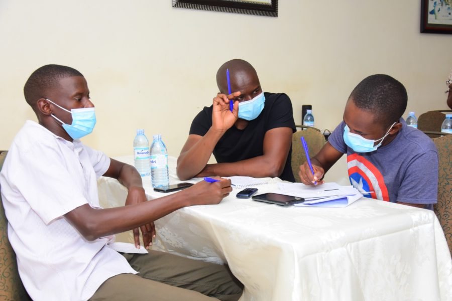 Mwananchi mmoja kati ya watano (asilimia 22) ana huduma ya kibenki idadi ambayo imeongezeka kutoka asilimia 19 ya mwaka 2014
